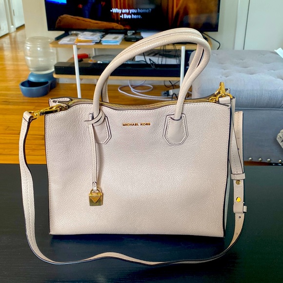Michael Kors Handbags - Michael Kors Large Crossbody light pink